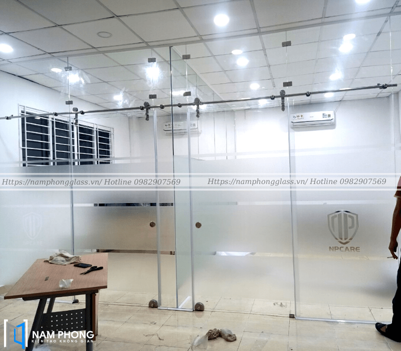 Cửa kính cường lực 2 cánh trượt ray treo Inox cho văn phòng