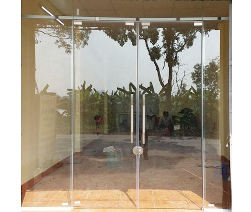 Cửa kính cường lực 2 cánh mở trượt ray U nhôm