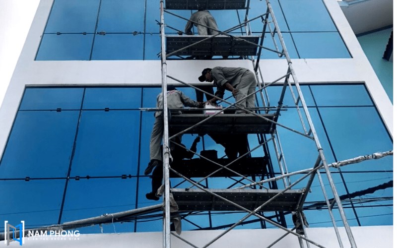 Ảnh thi công vách kính cường lực mặt tiền