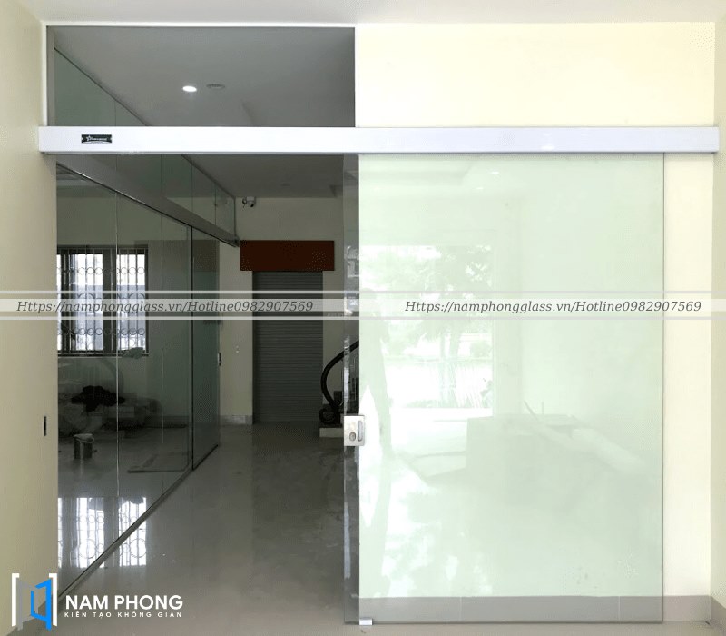 Cửa kính bán tự động hệ nhôm ZAMILDOOR nguyên khối không khoan lỗ