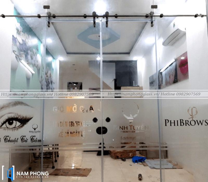 Cửa kính lùa treo inox phi 25 bánh xe đơn