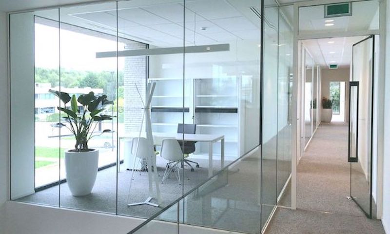 vách kính cường lực giá rẻ