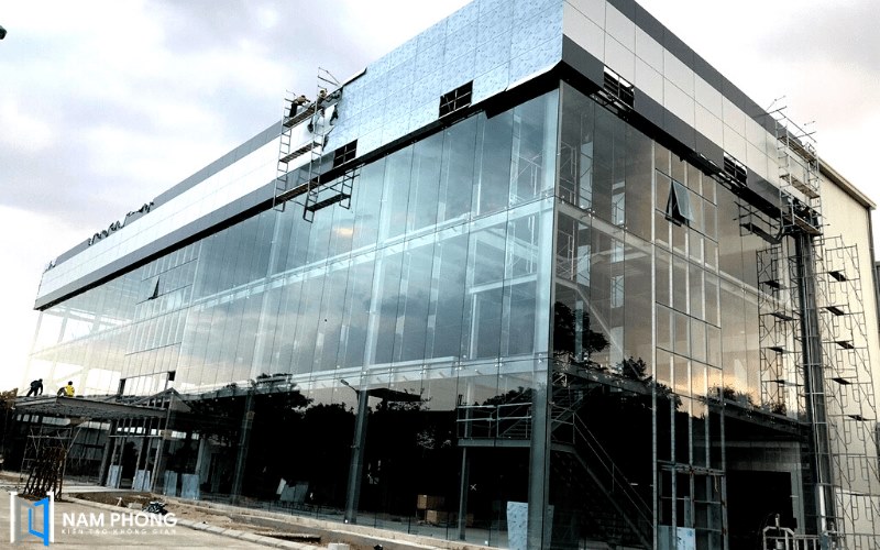 Vách kính mặt tiền showroom nội thất-Nam Phong Glass thi công