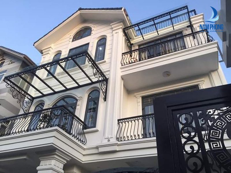 Mái kính dùng khung sắt mỹ thuật