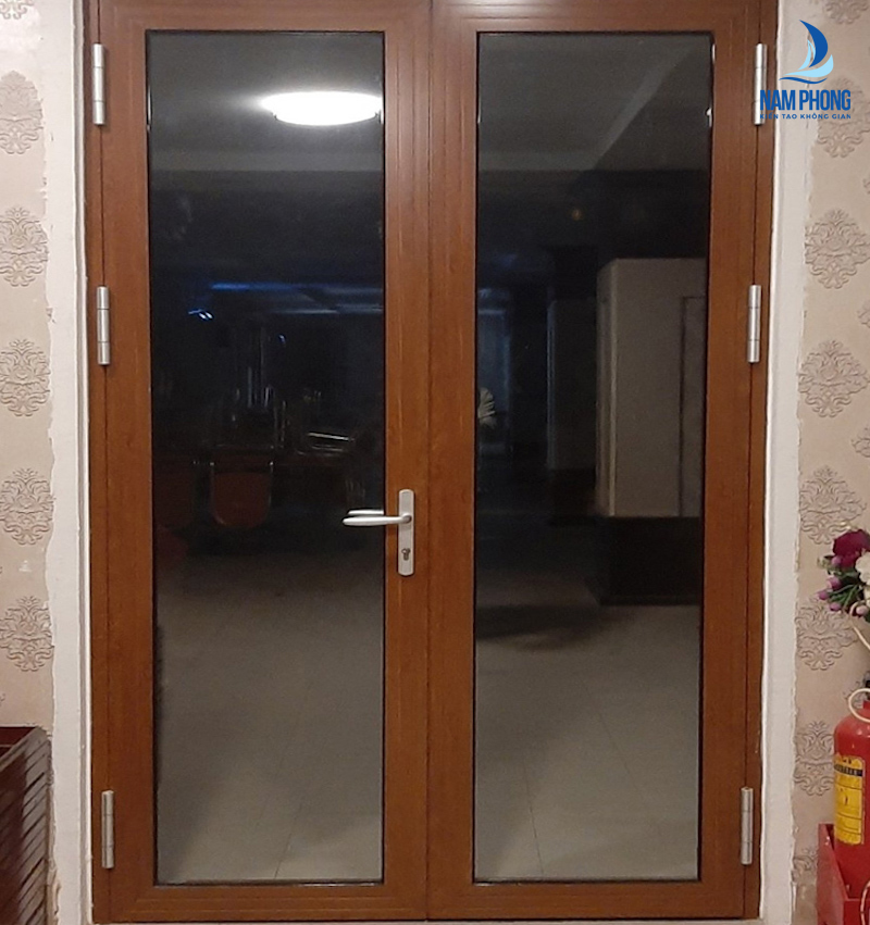 cửa nhôm xingfa 2 cánh vân gỗ