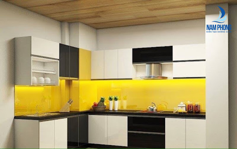 Kính màu ốp bếp