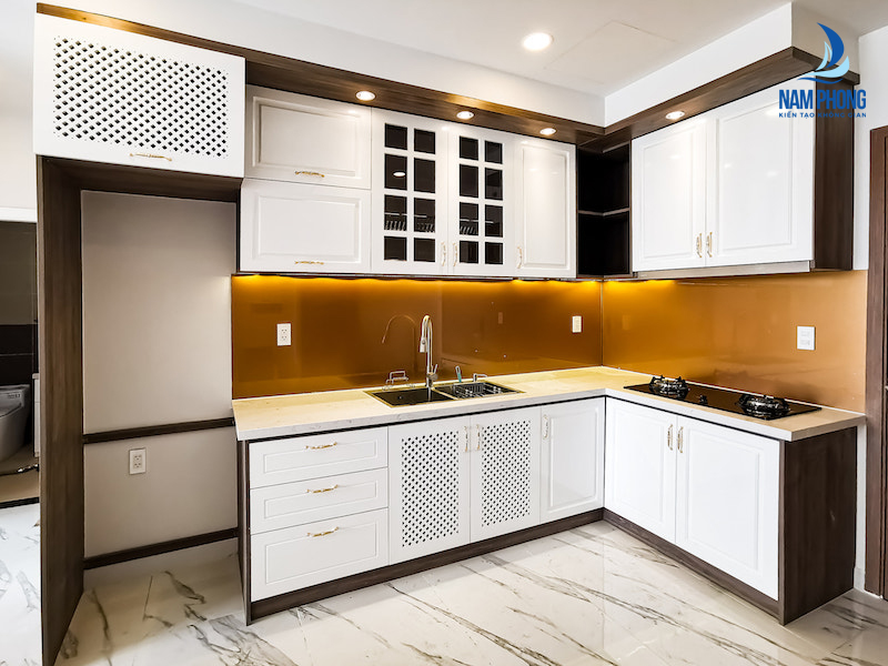 kính ốp bếp màu nâu