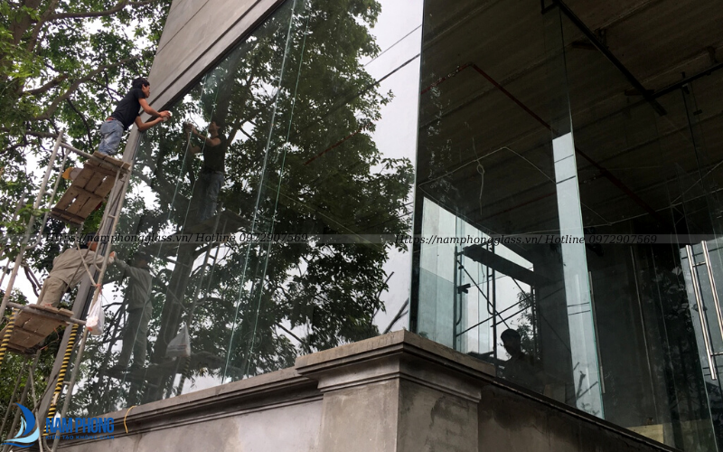 Vách kính cường lực 12mm không khung