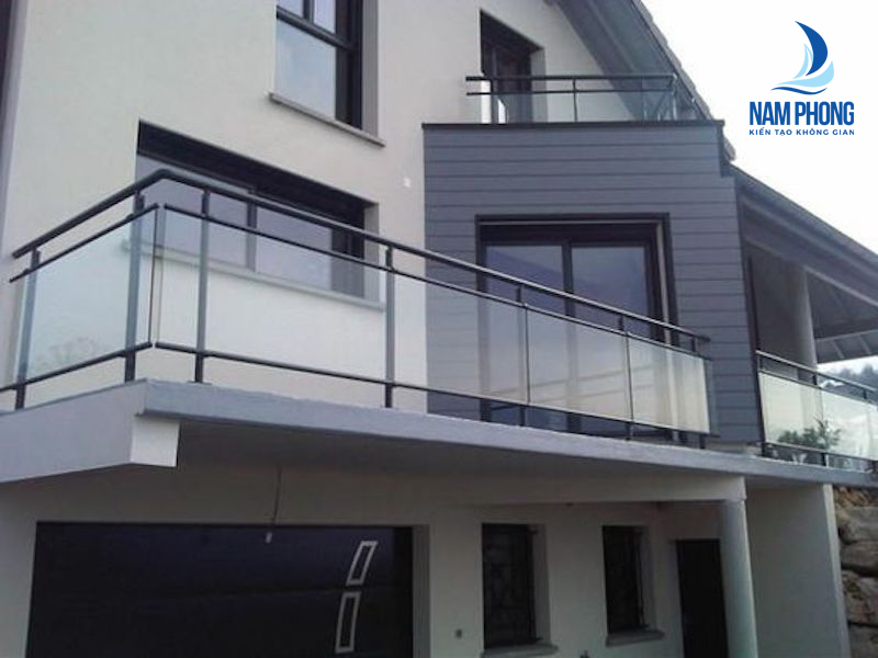 ban công kính inox