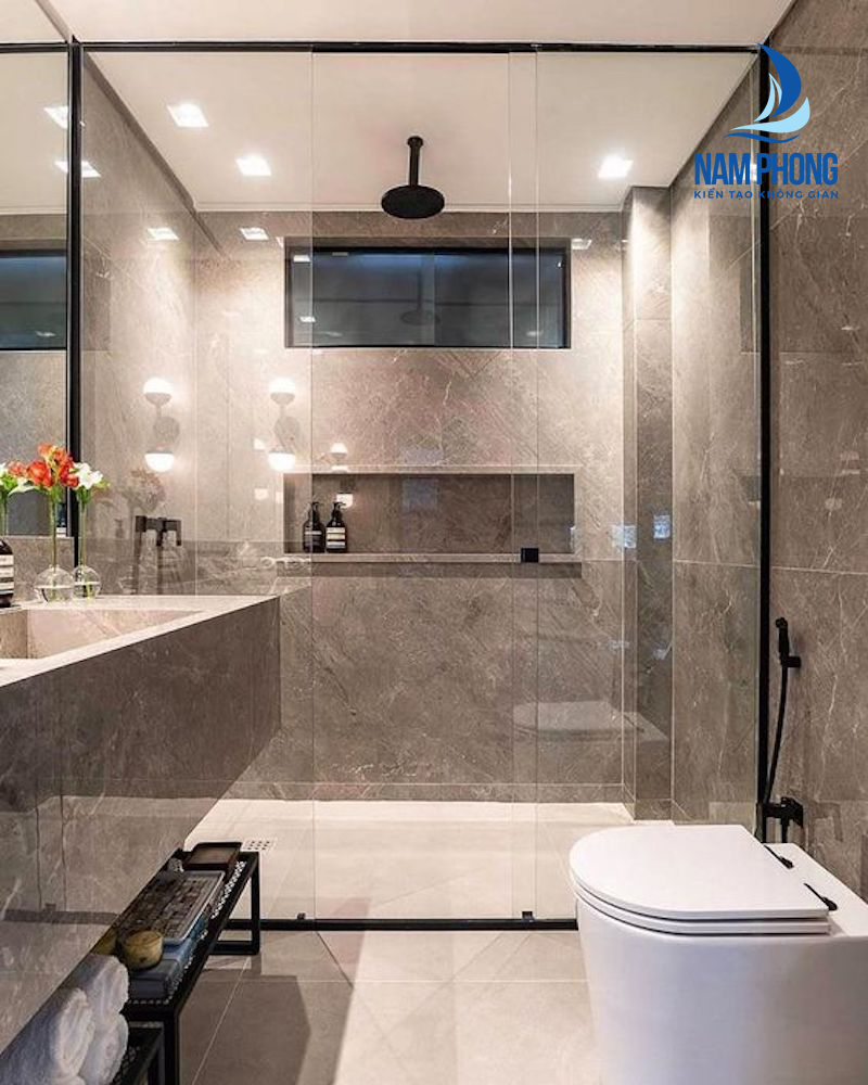 có nên làm vách kính phòng tắm không