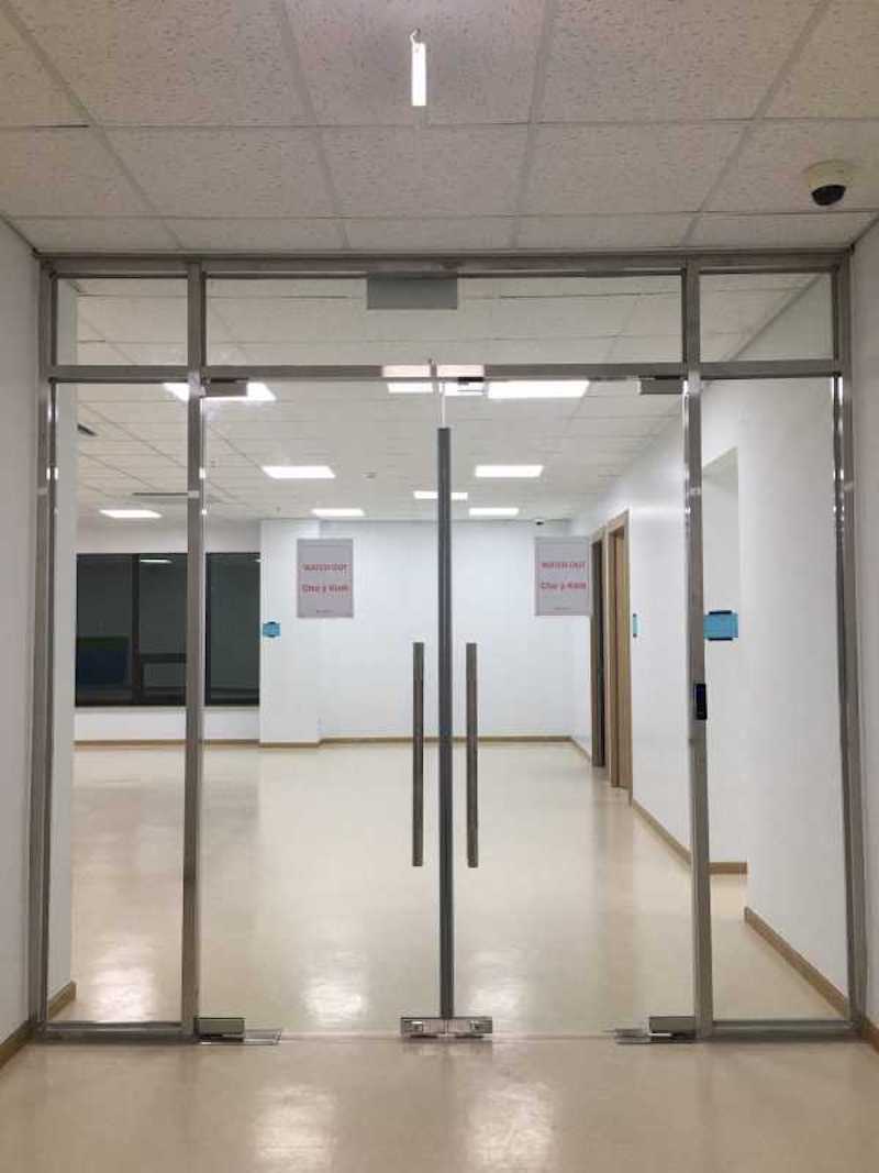 cửa kính thuỷ lực khung nhôm