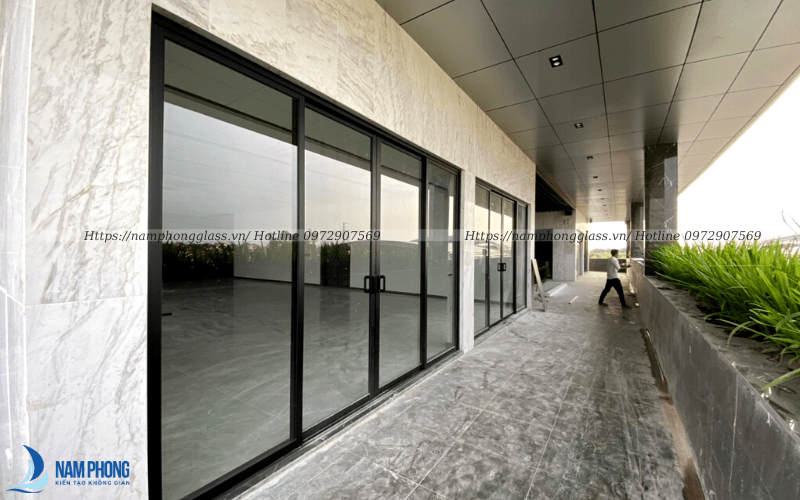 vách kính khung nhôm