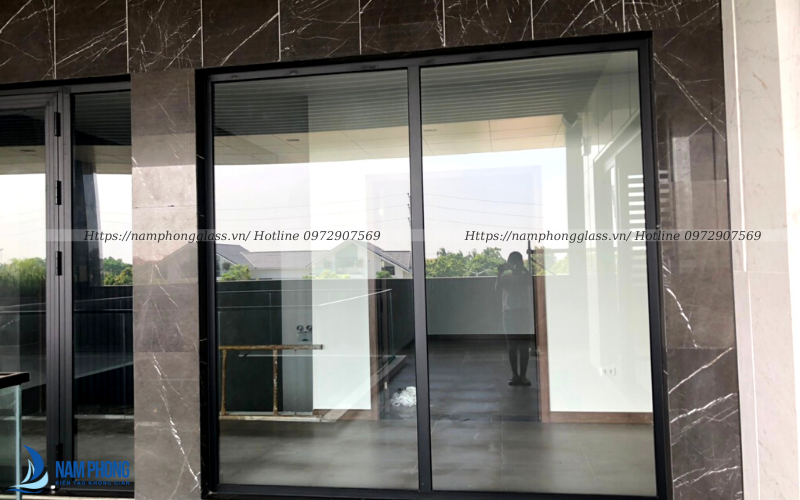 Cửa kính cường lực khung nhôm xingfa
