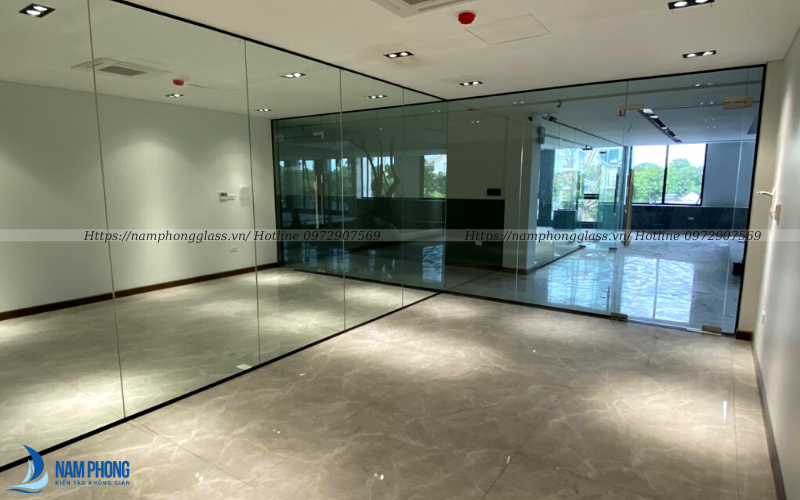 vách kính cường lực