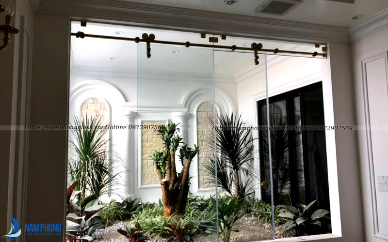 Vách kính kết hợp cửa mở cho sân vườn tiểu cảnh