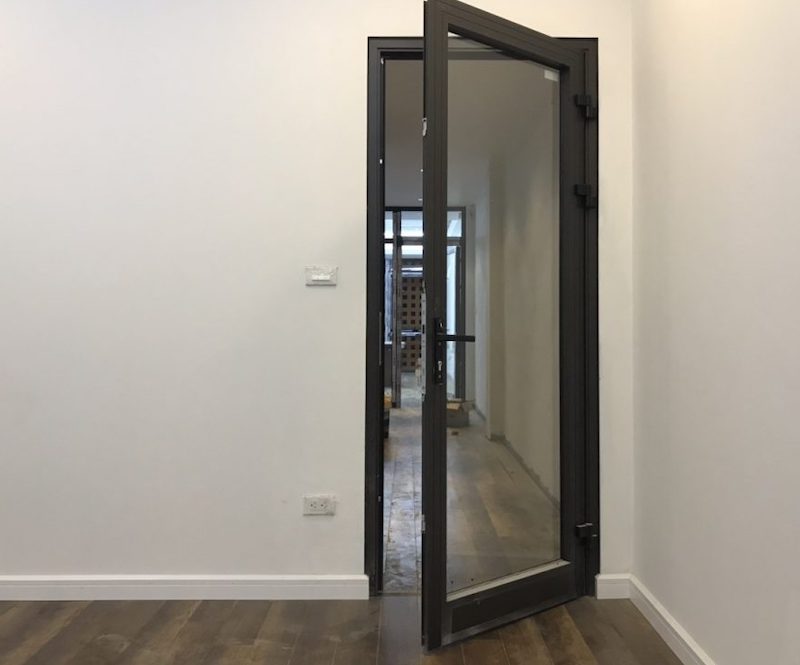 mẫu cửa nhôm kính 1 cánh phòng ngủ