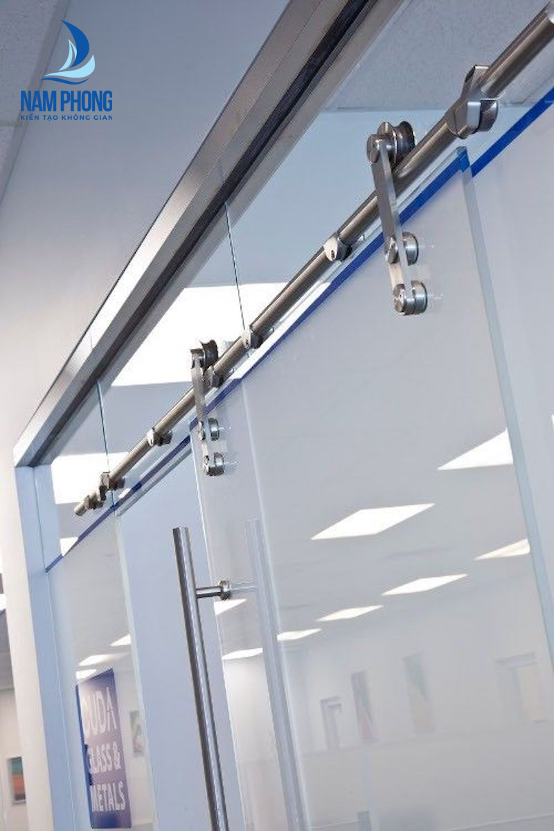 cửa kính cường lực có dễ vỡ không