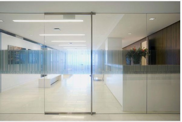 cửa kính cường lực có cắt được không