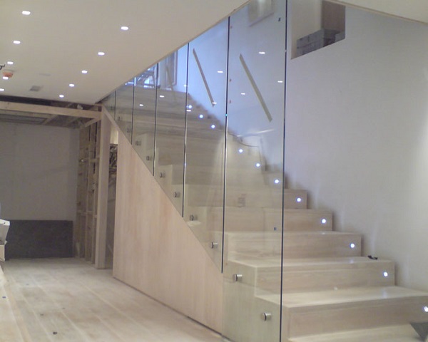 vách kính cường lực cầu thang
