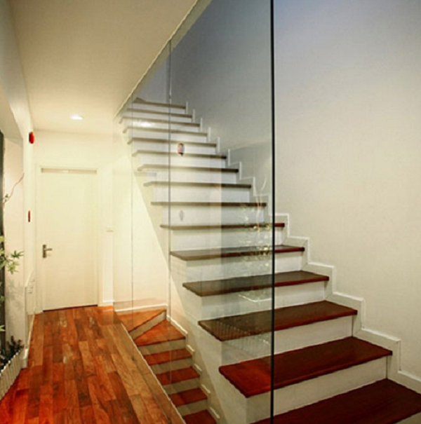 vách kính cường lực cầu thang