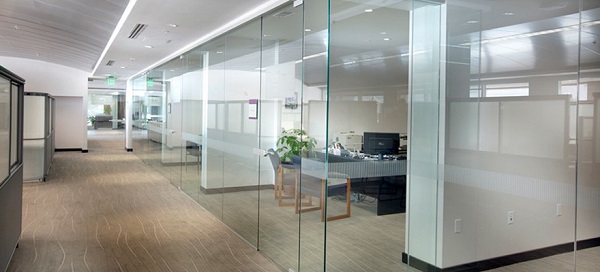 chi tiết vách kính cường lực