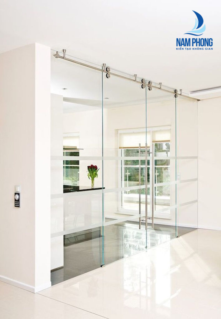 có nên làm cửa kính cường lực