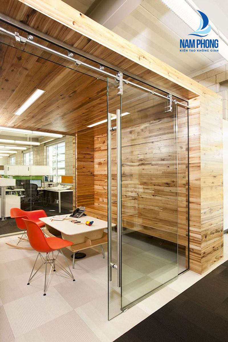 có nên làm cửa kính cường lực