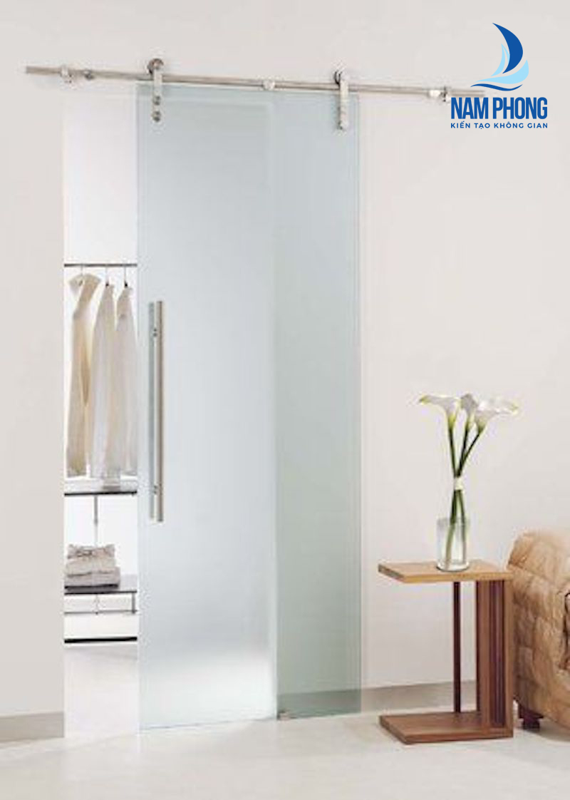 có nên làm cửa kính cường lực