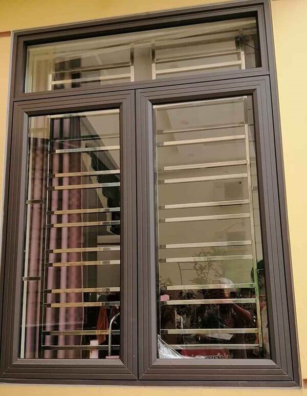 cửa nhôm xingfa có khung bảo vệ