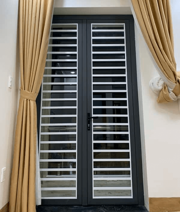 cửa nhôm xingfa có khung bảo vệ