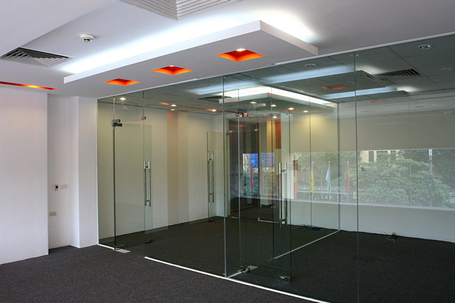 vach kinh cuong luc hien dai sang trong