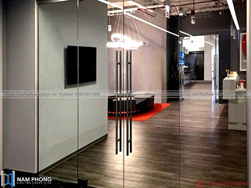 cua kinh cuong luc 2 canh