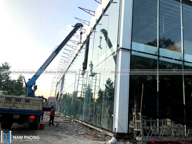 vach kinh kho lon cho showroom