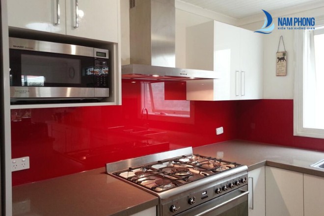 kinh mau ruby op bep