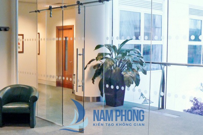 tai sao nen chon kinh cuong luc cua nam phong glass