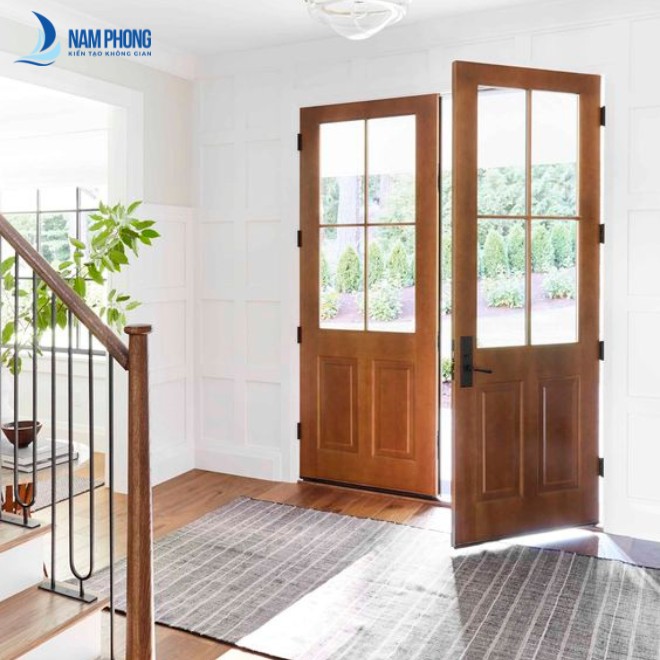 co nen lap cua kinh khung go khong