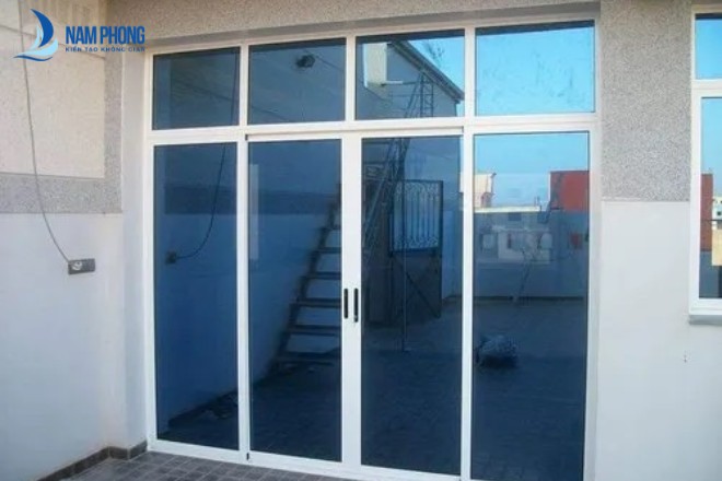 Mẫu cửa kính xanh đen khung nhôm