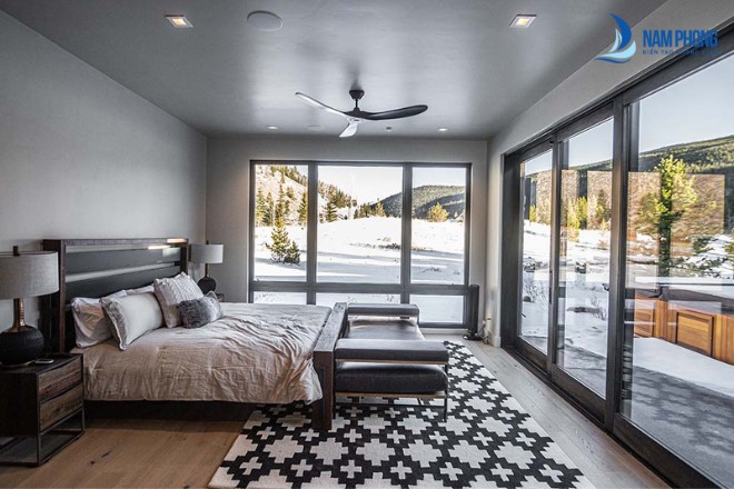 cua nhom phong ngu canh mo quay