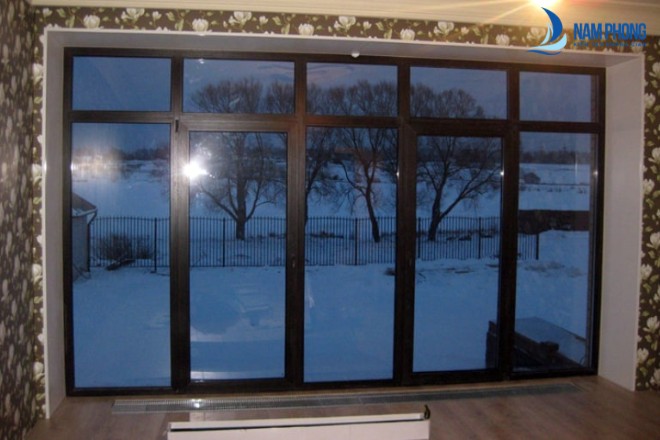 Mẫu cửa phòng khách sử dụng kính xanh đen