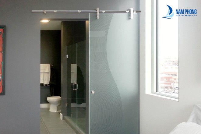 dac diem noi bat cua cua kinh cuong luc khong khung