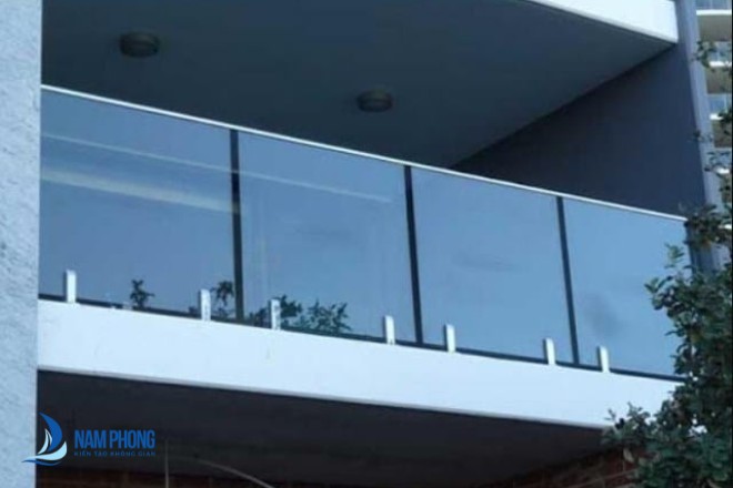 Mẫu lan can ban công bằng kính xanh đen
