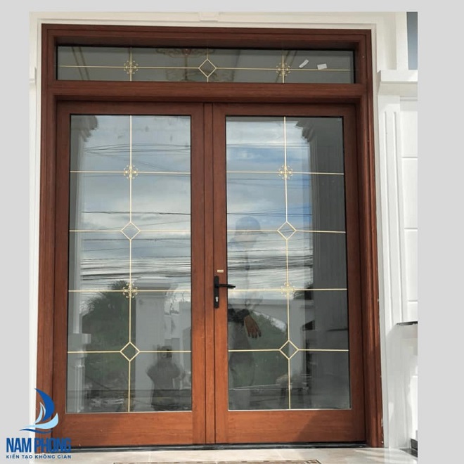 Mẫu cửa chính nhôm kính Xingfa màu vân gỗ