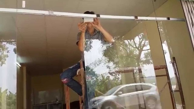 Cách nhận biết cửa kính cường lực bị xệ