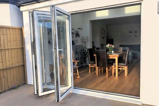 Độ kín khí của cửa nhôm Việt Pháp và Xingfa như nhau