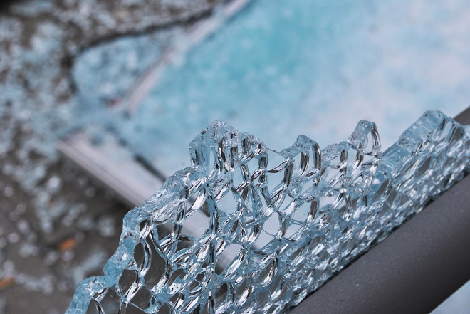 Dựa theo mảnh vỡ của kính