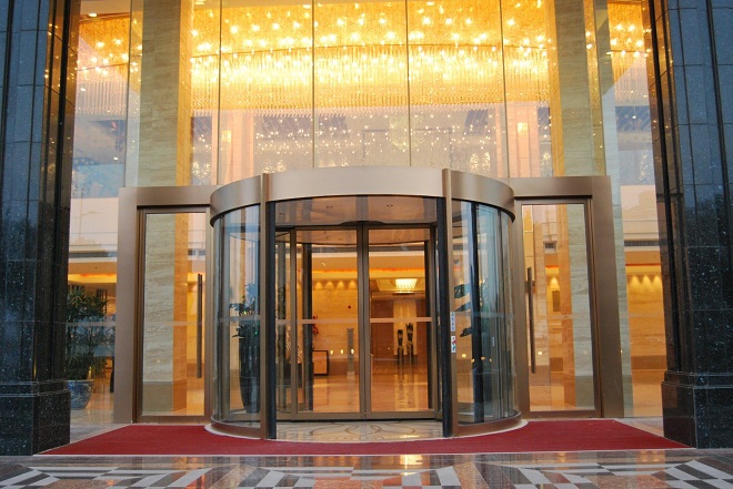 Kính 1 chiều được sử dụng làm cửa chính khách sạn