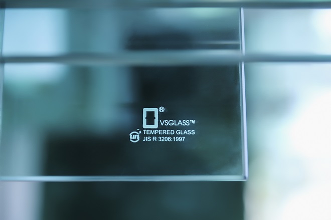 Kính cường lực có thông tin tem mác và nhà sản xuất