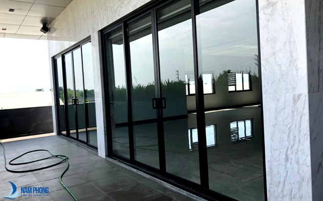 Mẫu cửa chính nhôm màu đen 4 cánh đẹp