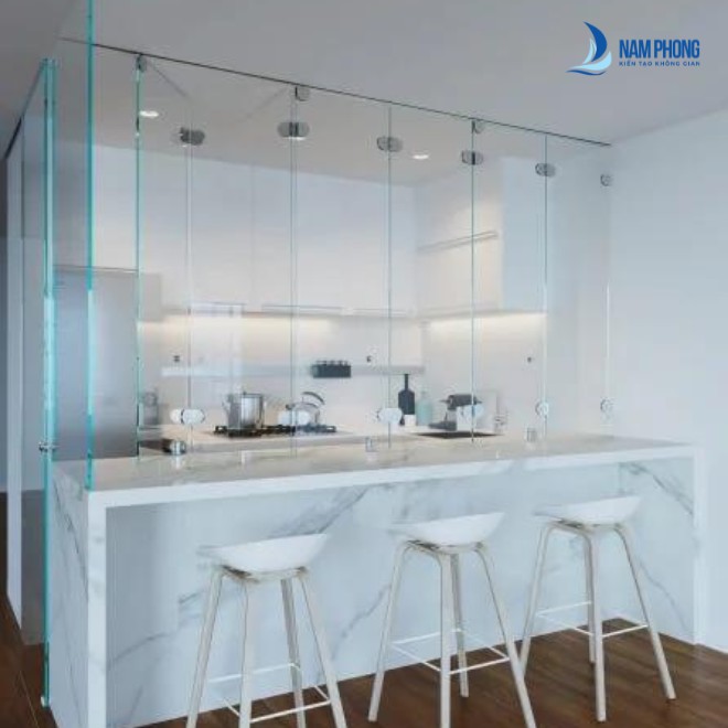 Mẫu cửa kính phòng bếp không khung hiện đại