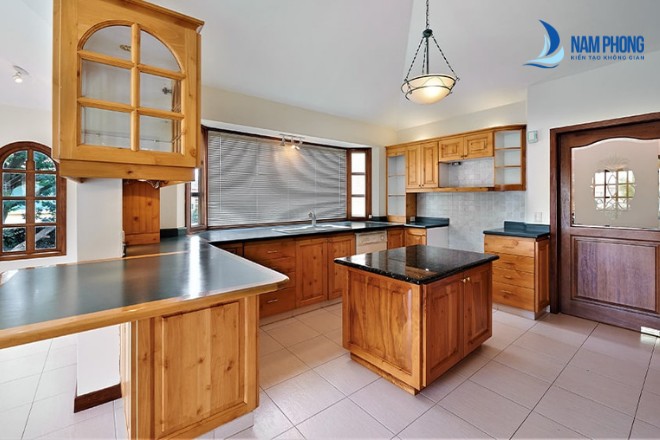 Mẫu cửa kính phòng bếp khung gỗ